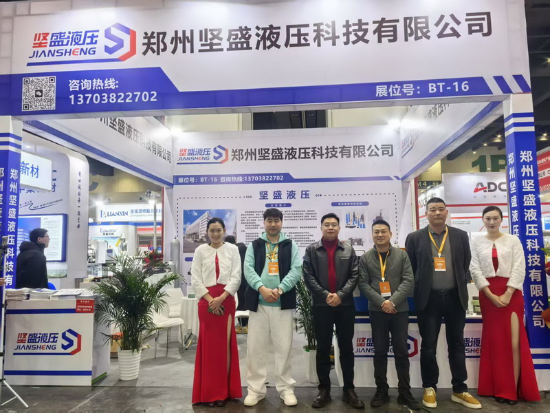 现场客户参观郑州k8凯发液压展位 现场客户参观郑州k8凯发液压展位